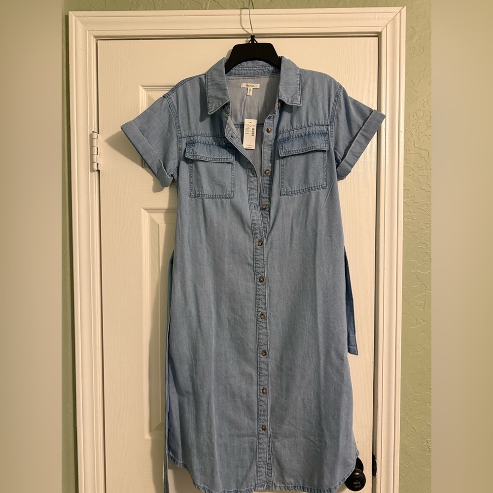 Gorgeous button-down denim dress!